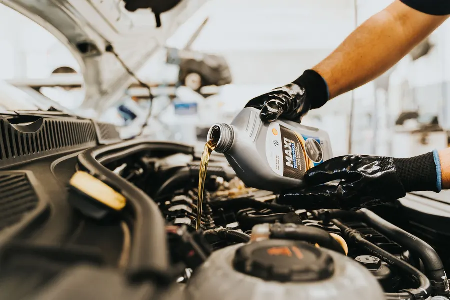 Замена масла в двигателе автомобиля
