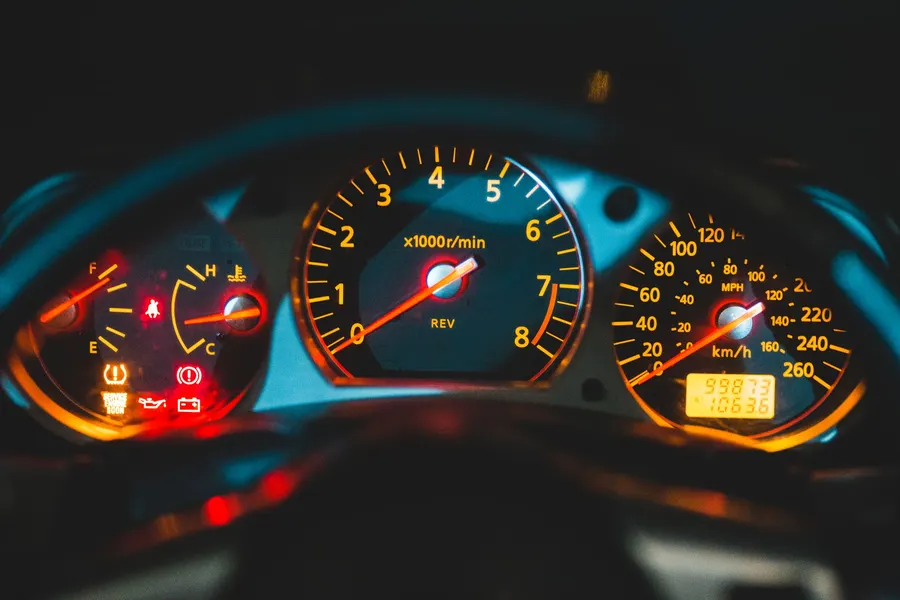 Приборная панель автомобиля ночью