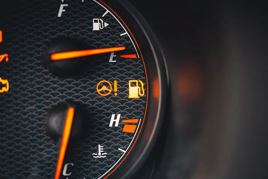 Приборная панель автомобиля с указателями